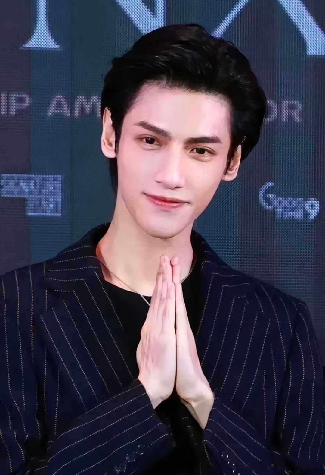 罗云熙在泰国这个造型帅的没边了这次泰国装造不要太帅好吧帅气的眉眼简直是建模脸