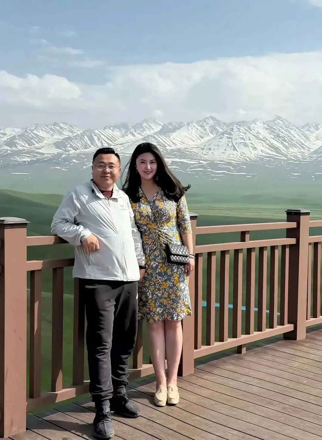 老夫少妻，看起来还是蛮般配的