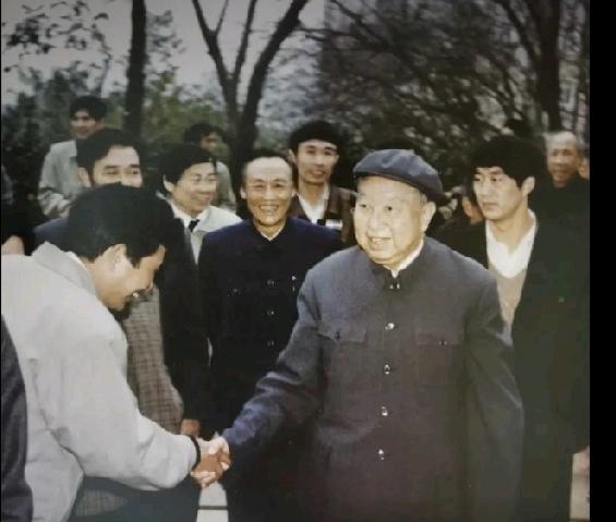 这是华主席于1990年到一工厂考察的影像资料。华主席一行来到