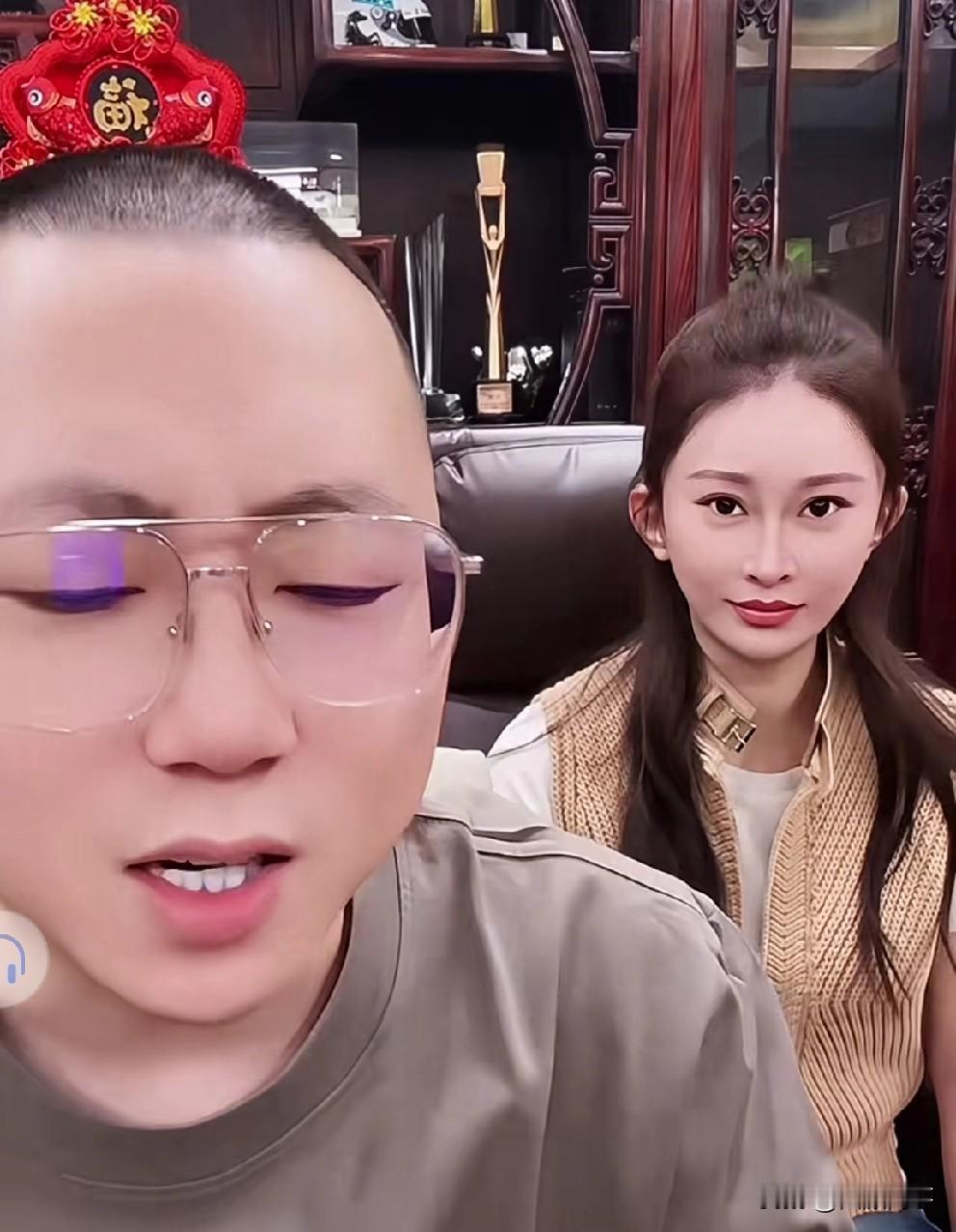 王小源因互动撩女，媳妇拎菜Dao堵电梯门！ 王小源