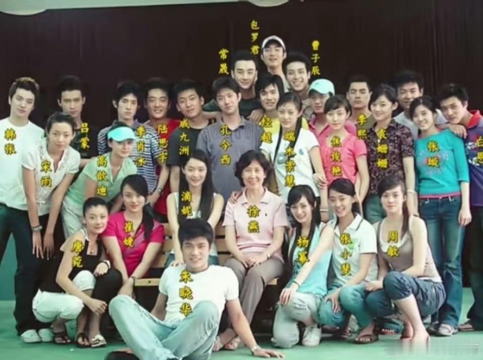惊了！杨幂北电毕业照藏着俩熟人，这同学缘绝了家人们谁刚发现！翻杨幂北电毕业
