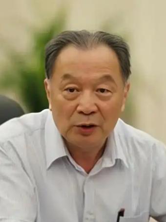 温铁军教授以前说过一段话，听着挺扎心，他表示，美国其实已经把我们的两层外衣给扯下