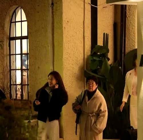 黄圣依妈妈邓传理最近在采访里说了句话，听得人心里酸酸的。镜头前她轻声念叨