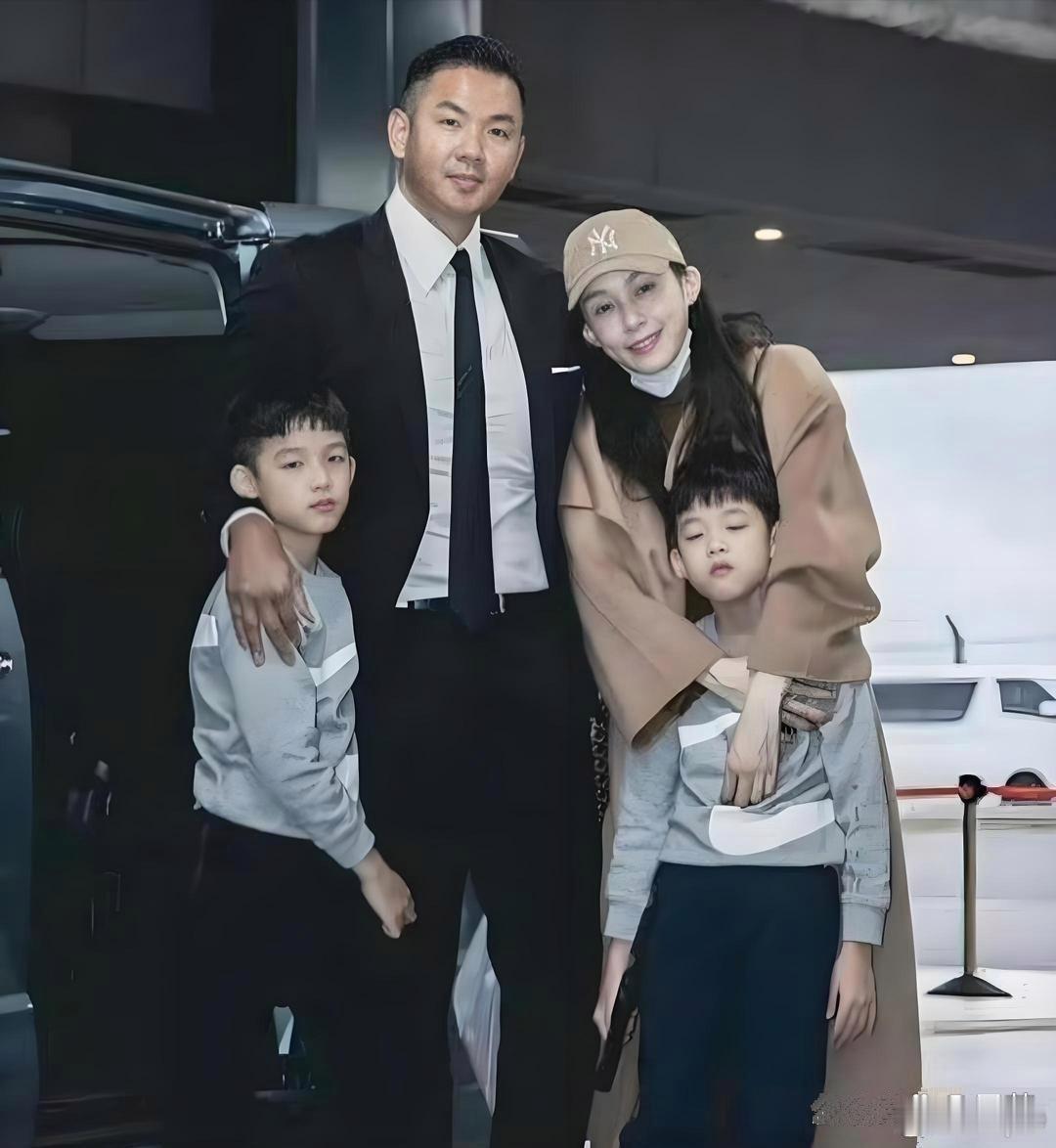 陈建州这人一直是谜一般的存在，他年轻的时候先是追小S，然后成了大S的男朋友，两人还同居了7年，从高中