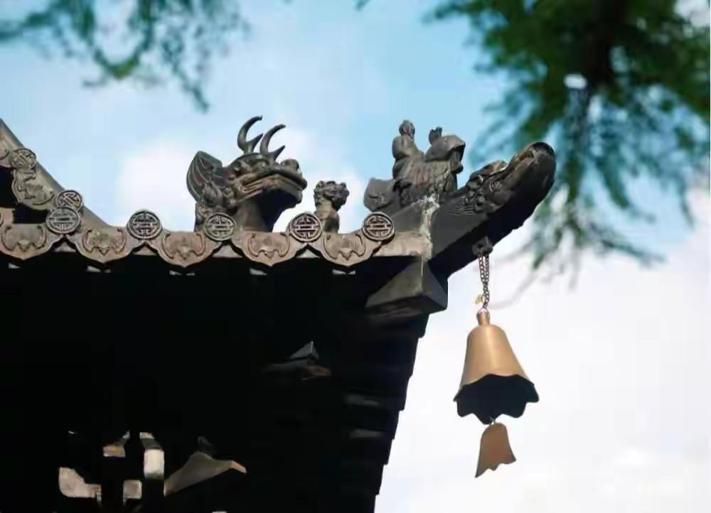 人间四月芳菲尽，山寺桃花始盛开。长恨春归无觅处，不知转入此中来。[玫瑰][玫瑰]