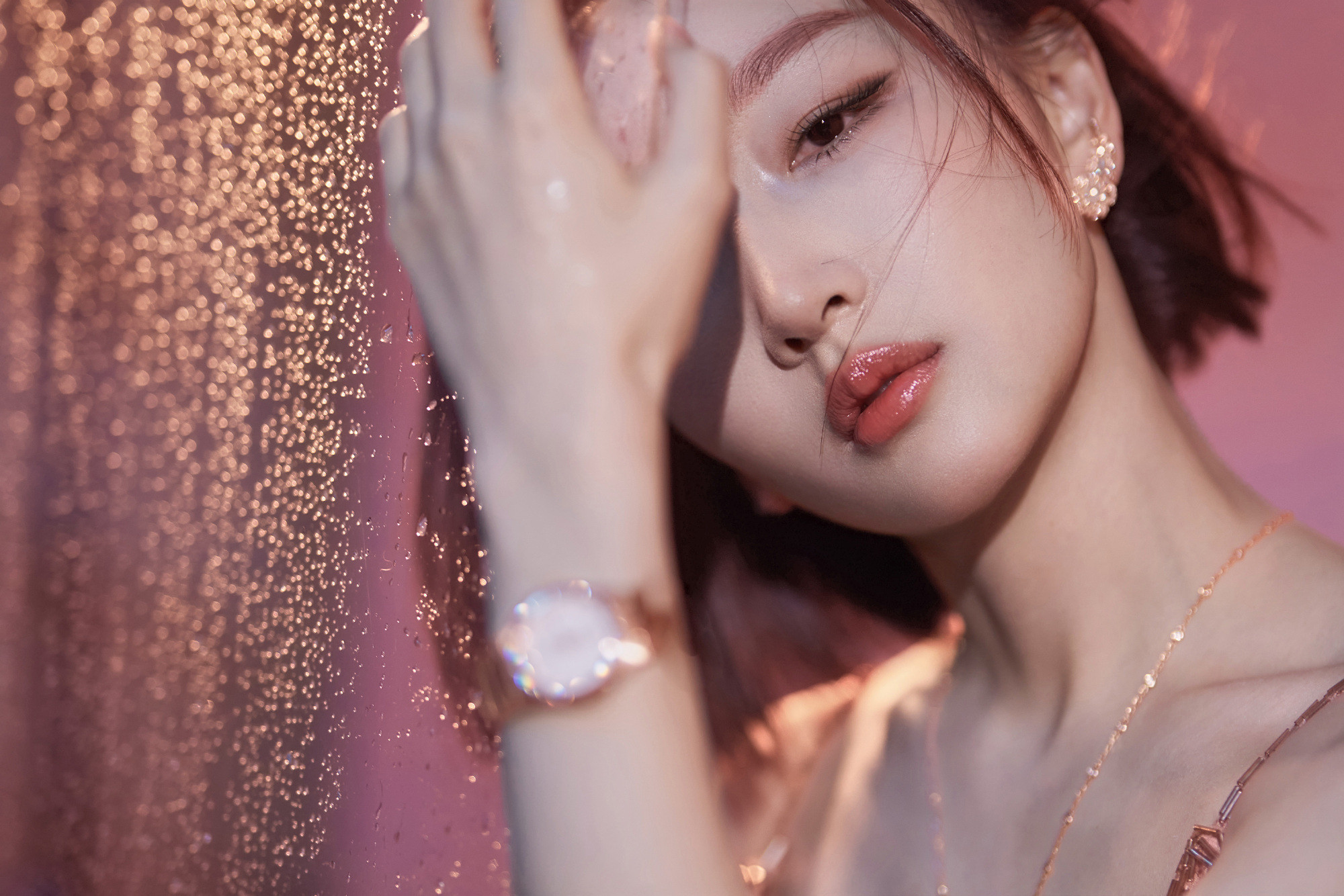 周冬雨裸半背造型啊啊啊啊啊周冬雨的背真的又薄又美～粉色亮片鱼尾裙搭配大露背设计