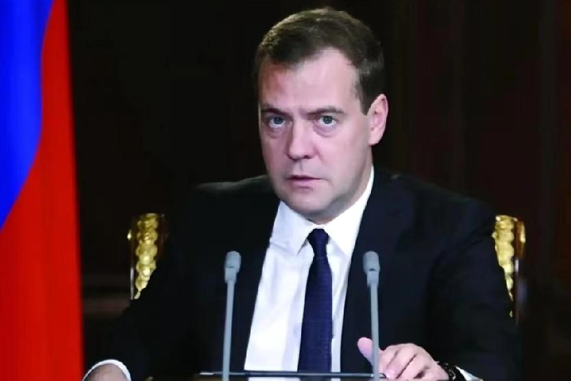 11月22日，梅德韦杰夫对媒体说:“泽连斯基昨天称，在尊严、自由与美国支持之间，