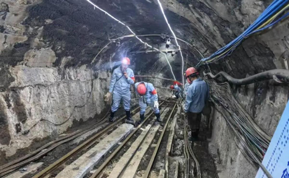 刚看到一则关于中亚锑矿资源的深度报道，心里琢磨着这事儿可不简单。文章里把中国新疆