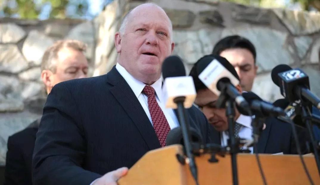 CNN报道，当地时间26日，一名白宫官员证实，迫于全美多地爆发的大规模抗议活动，