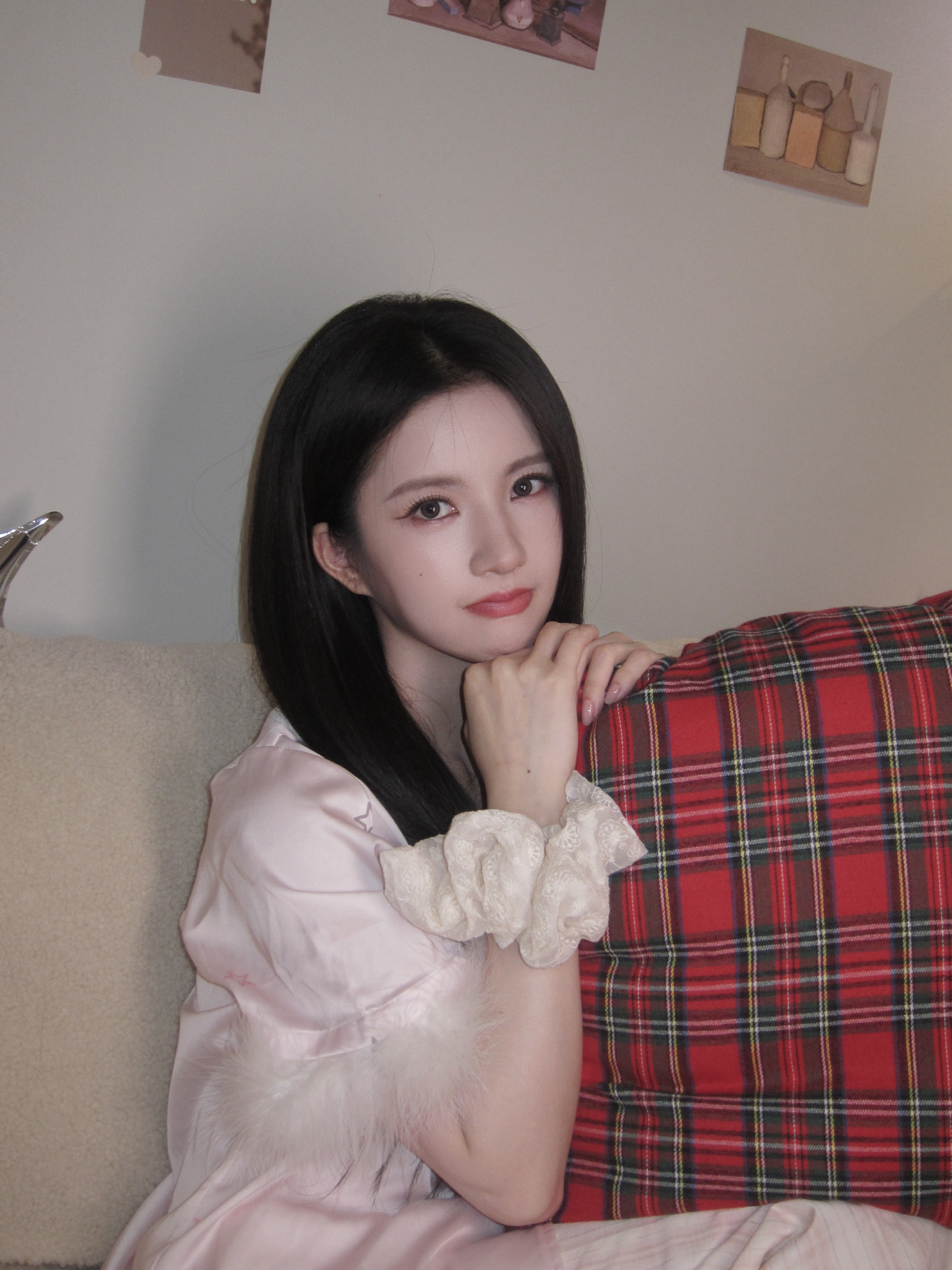 1.刘些宁现在正被资本买股，仙侠剧《不醒》女主定的她，《解甲》也在接触她，她基本