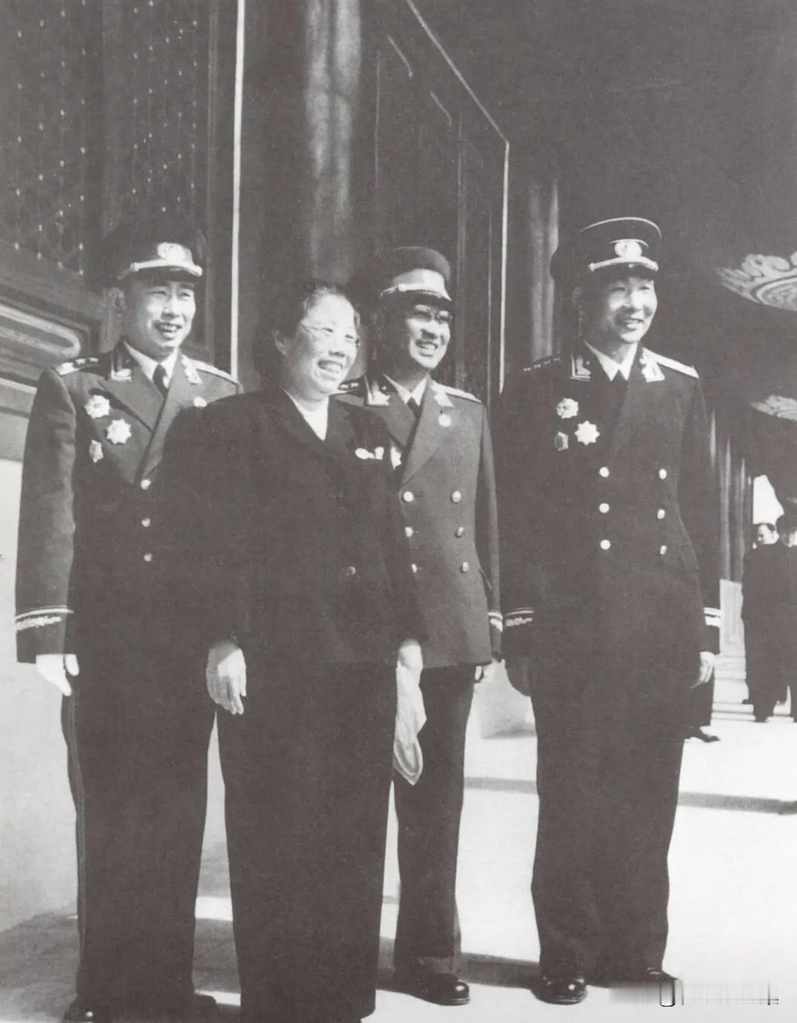 1955年10月1日，天安门城楼上，左起依次为：开国上将宋任穷、开国功勋邓颖超、