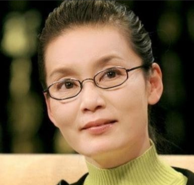 1979年，刚结婚1年的潘虹，出轨了导演杨延晋。杨延晋的妻子洪融可不是省油的灯，