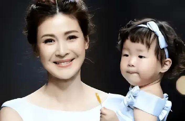 12年前，身家50亿的温州首富周旭辉，瞒着原配妻子看上“李云龙”的老婆童蕾，在爱