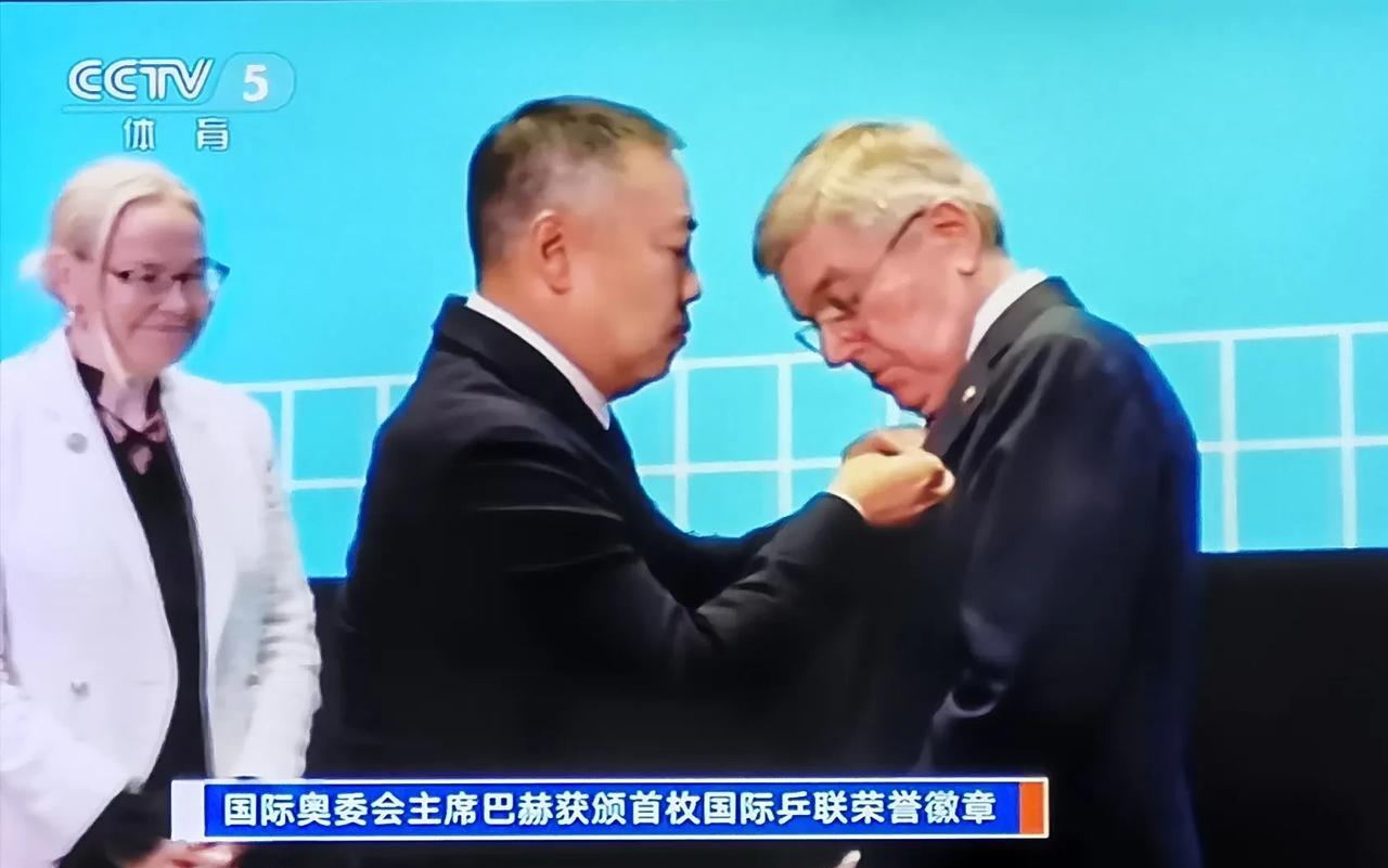 刘国梁为巴赫授“荣誉勋章”，这是国际乒联首次颁发的最高荣誉勋章。老巴赫对乒乓球