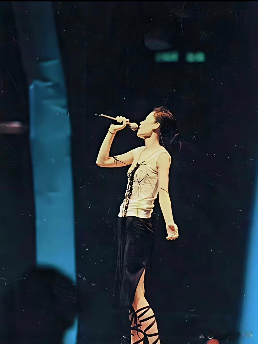 王菲开演唱会穿无底高跟鞋，不愧是天后，舞台气场超绝，也不知她脚丫子遭不遭罪。