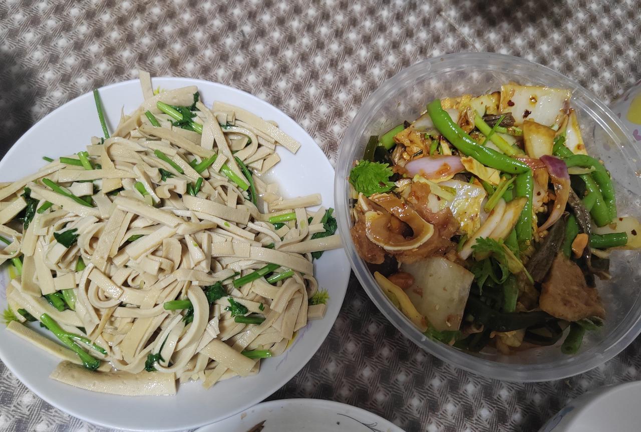 现在吃饭，真的好难啊，都不知道什么好吃，自己想吃什么了？今天下午骑着电动车到外