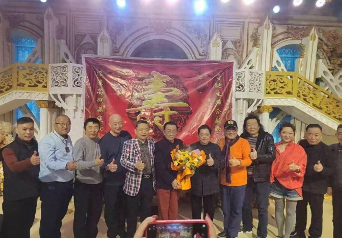 一众相声界与书画界名人聚会照：我只认出了C位手捧鲜花的侯耀华，光着头微笑的陈寒