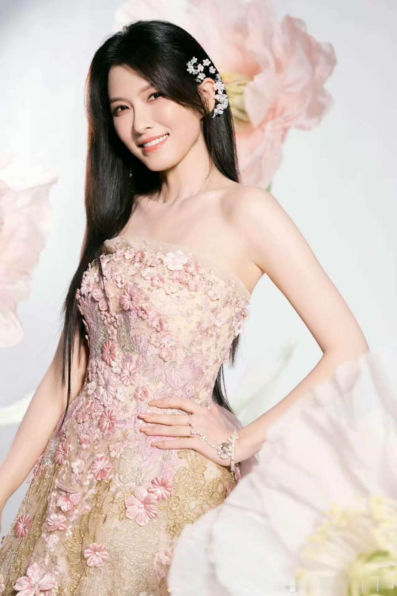 李小冉叫徐洁儿妈咪李小冉抱徐洁儿大腿叫妈咪徐洁儿真的好宠李小冉啊！说从来没见过她