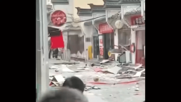 兰州安宁区一条美食街上的小吃店突然发生闪爆巨响过后，店里和旁边5家商铺都遭