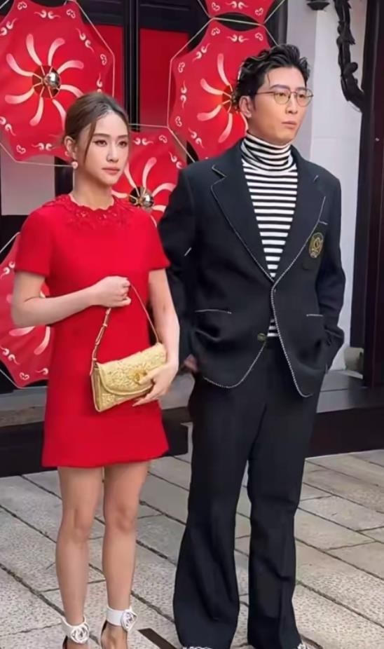 窦骁娶何超莲、辛奇隆娶何超盈，两桩婚事把赌王家族几房的家底和脾气都照出来了。何超盈2019年那场，四