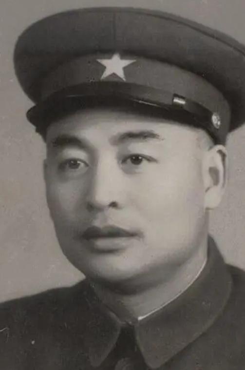尹先炳在朝鲜生活作风出了问题，影响十分恶劣，错失本来属于自己的军衔，回国后没有单