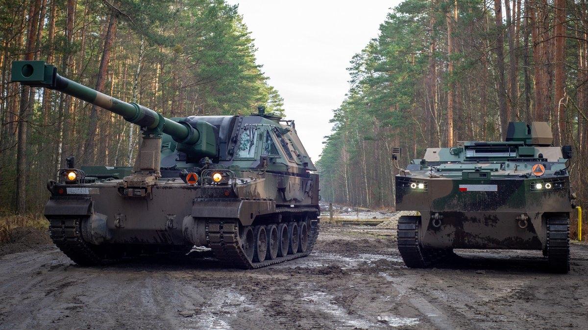 波兰新的榴弹炮训练车和指挥参谋车运抵导弹和炮兵部队训练中心。155毫米KRAB