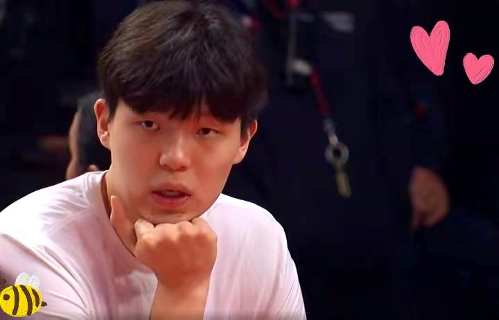 怎么姚明谈恋爱就可以，杨瀚森谈恋爱就得挨骂？现在杨瀚森已经被骂惨了，有不少人