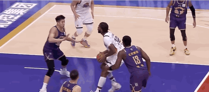 邹雨宸被克里斯肘击到眉骨，血染赛场，闫军看完视频回放后，判邹雨辰犯规，让克里斯罚