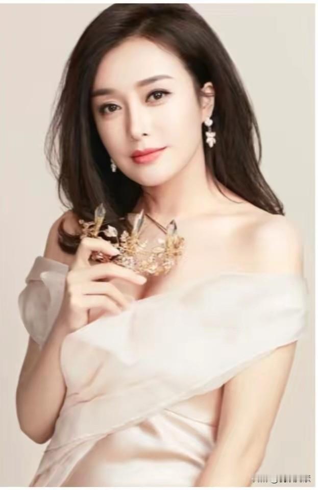 秦岚这盛世容颜，在美女泛滥的中国娱乐圈，你们说她能排进前三吗？秦岚秦岚