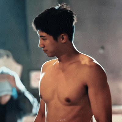 黄景瑜让我刚复工就吃这么好谁懂啊！刚复工看黄景瑜演的张小满澡堂戏，肌肉线条流畅