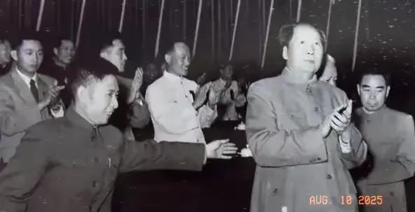 珍贵的老照片分享。1957年5月15日，青年团第3次代表大会开幕，毛主席，周恩