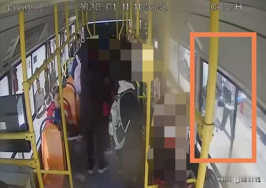 吵翻天！甘肃会宁，一位16岁男生乘坐公交车，眼看车子要到站，男生询问司机能不能从