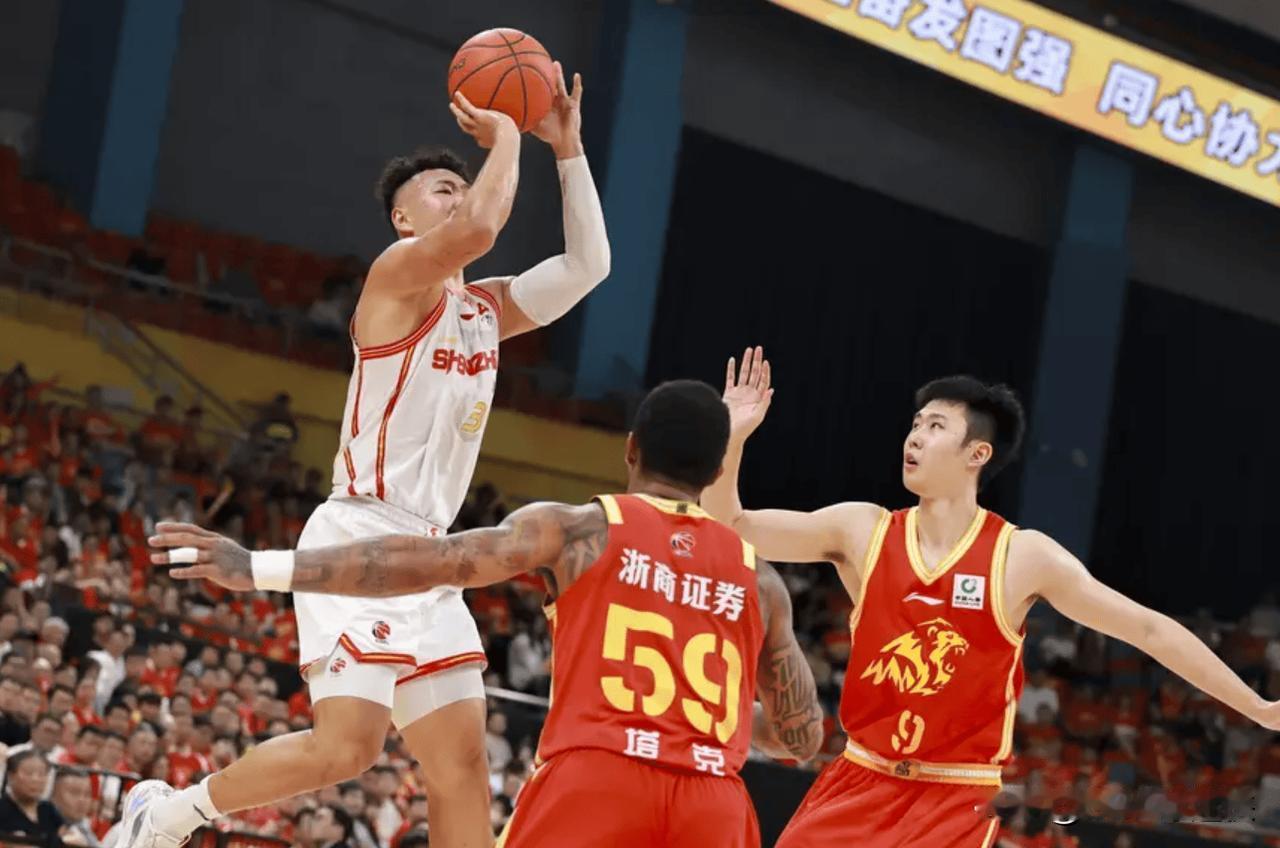 0-2！深圳男篮又站在了七年前那个悬崖边，唯一翻盘过的，就是他们自己广厦主场