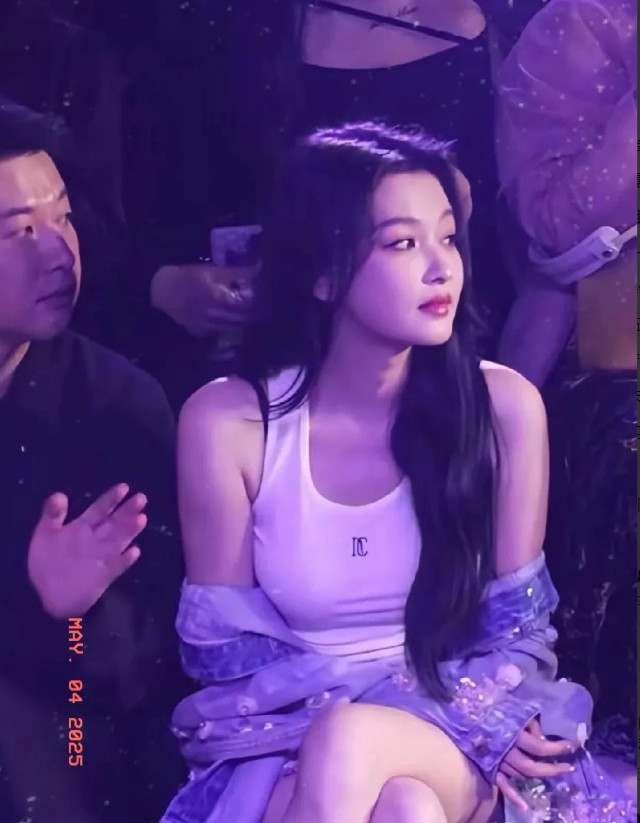 离婚后的孙怡陪大佬看秀，这可能才是真正的原因？孙怡的表情有点不情愿，似乎不