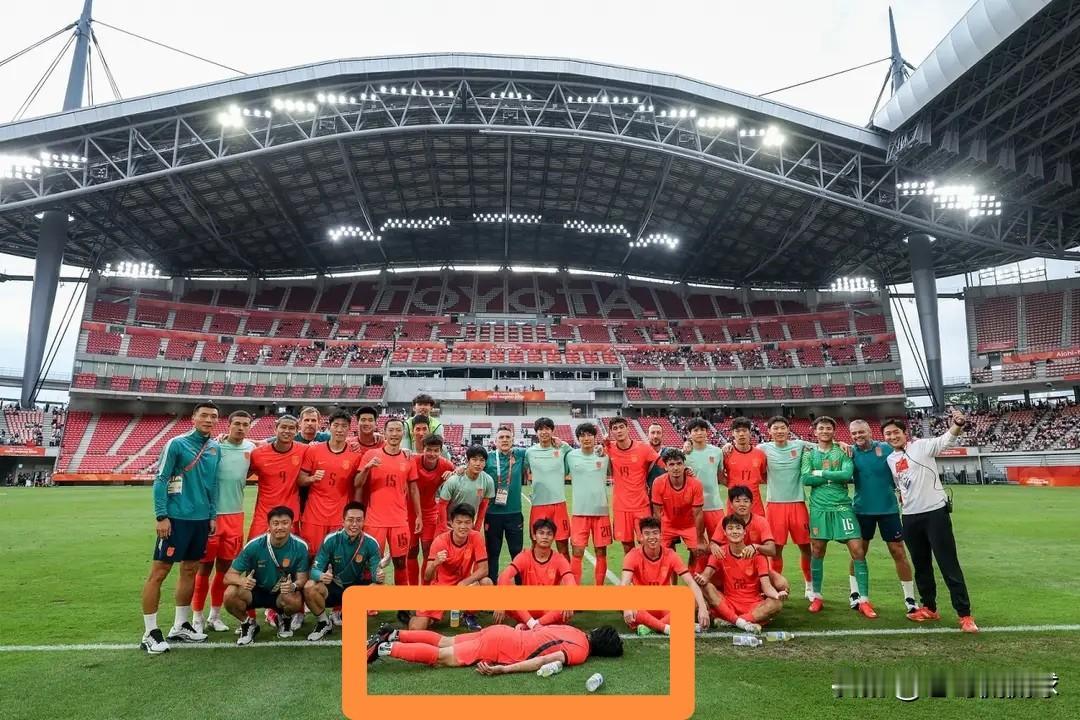 在今天中国U23男足以0：0战平阿联酋U23男足的赛后，发生了非常有趣的一幕。在