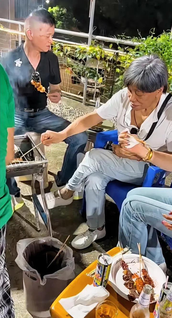 梁小龙不是死于心脏衰竭。是深夜的火锅、清晨的拳脚，和从不间断的酒杯，联手撕开了