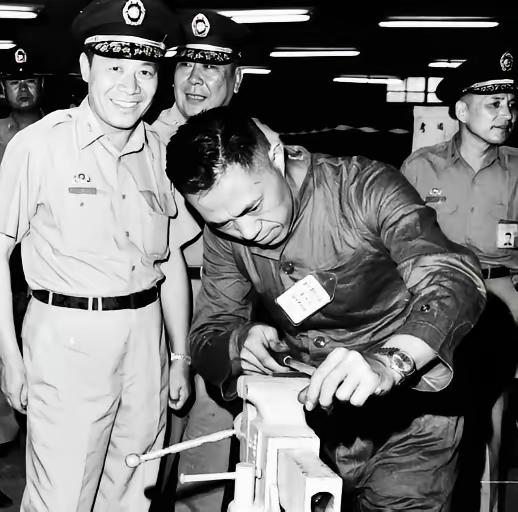 1949年12月，国民党90军军长周士瀛在邛崃向解放军投诚。被俘后他不但没进战俘