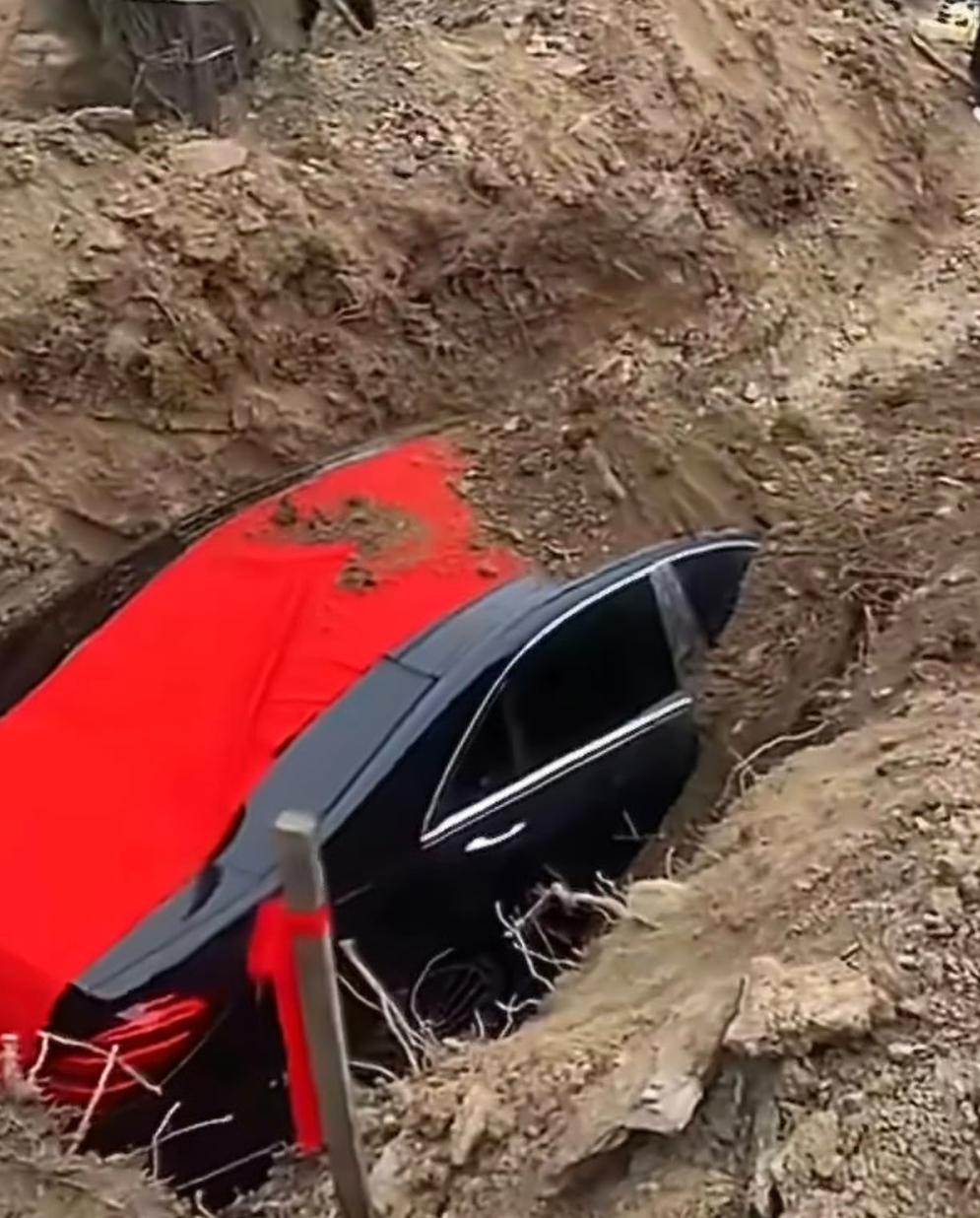 辽宁辽阳一场葬礼上，一辆挂着“辽K8888B”牌照的百万奔驰S450L，被挖掘机