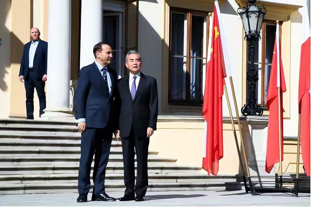 波兰同意恢复中欧班列，但却对中国提出了一个前提条件，波兰外长与中国外长会晤时