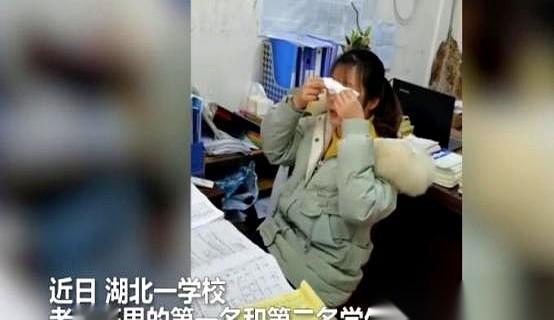 “比我离婚了还伤心。”一个女老师，在办公室里，突然就崩溃大哭了。同事都吓坏了
