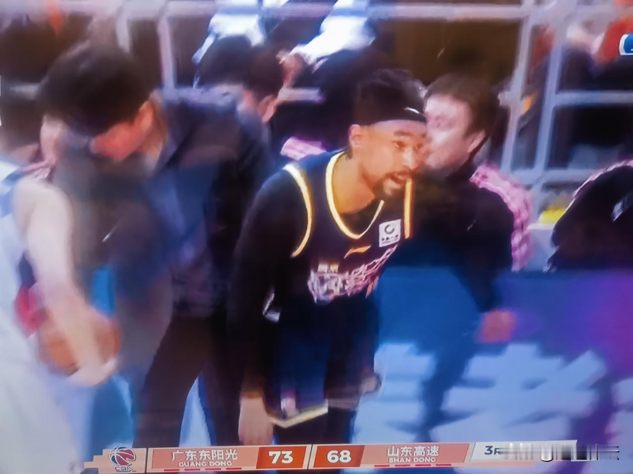 萨林杰，CBA的老油条！萨林杰代表广东东阳光在与山东高速的比赛中，只要一接触我就