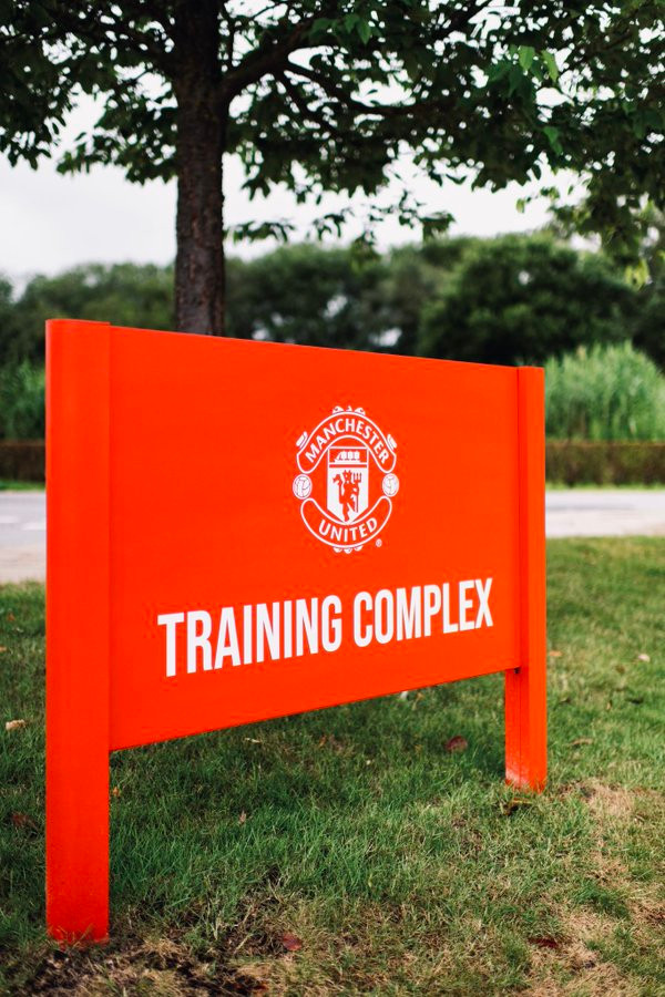 邮报近两年过去了，在场外，英力士集团和拉特克利夫爵士的影响力已经渗透到曼联的方方