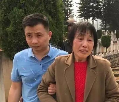 云南老山前线硝烟弥漫，23岁的湖南战士陶荣华在掩护战友撤退时中弹牺牲。此时，远在