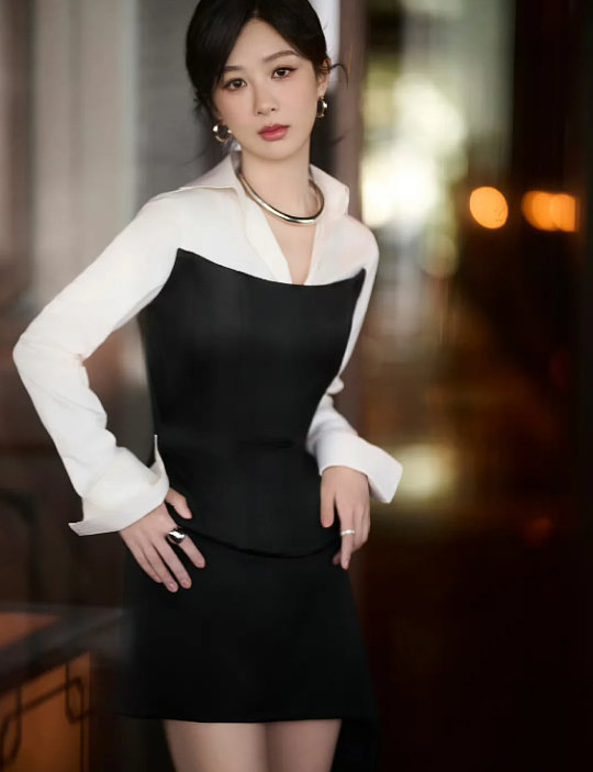 杨紫的花苞盘发造型极具吸睛力，饱满有层次的盘发既保留了丸子头的俏皮感，又多了几分