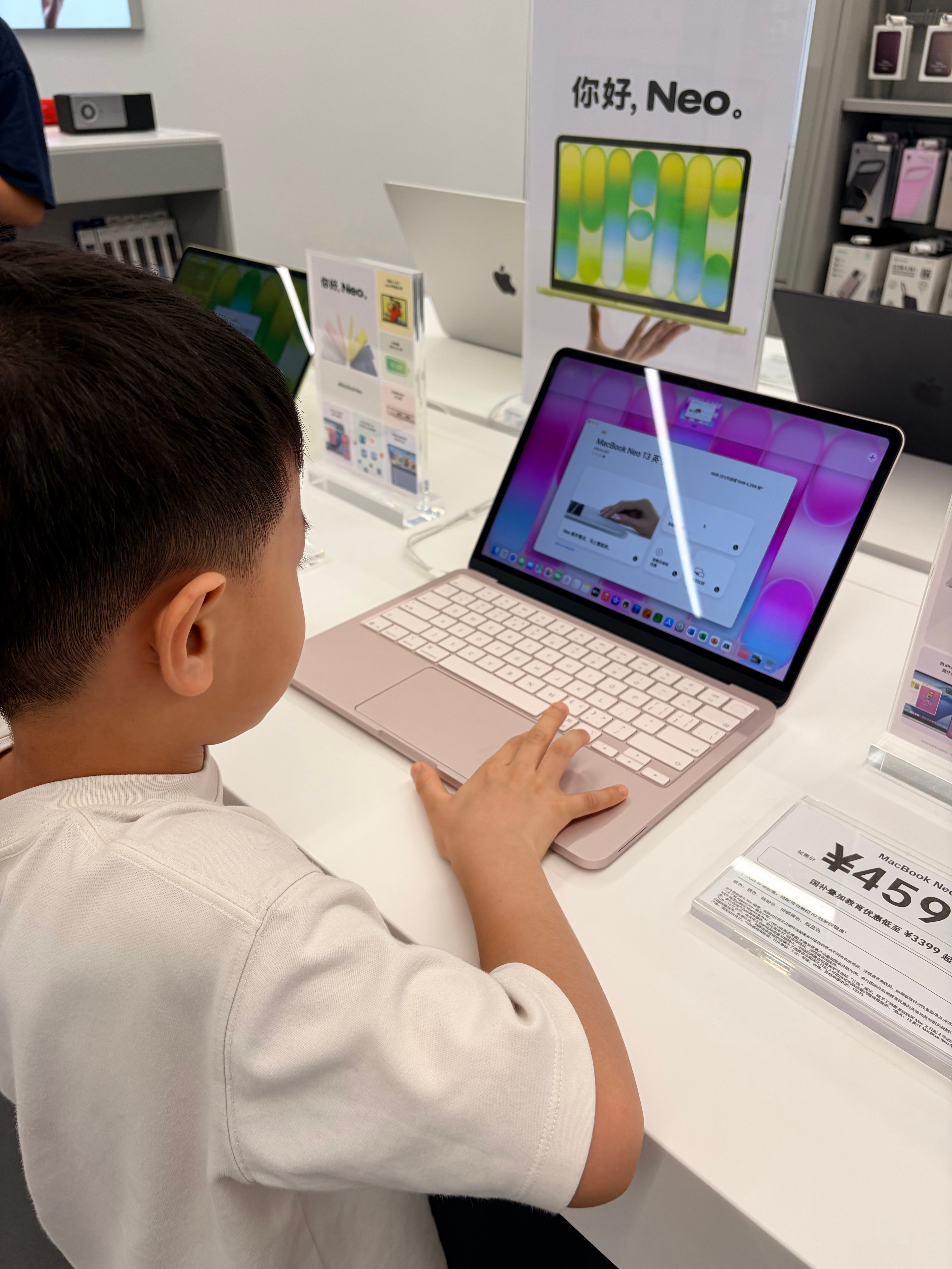 讲真，在此之前我从来没有去线下看过MacBookNeo，今天是第一次看。这个陈