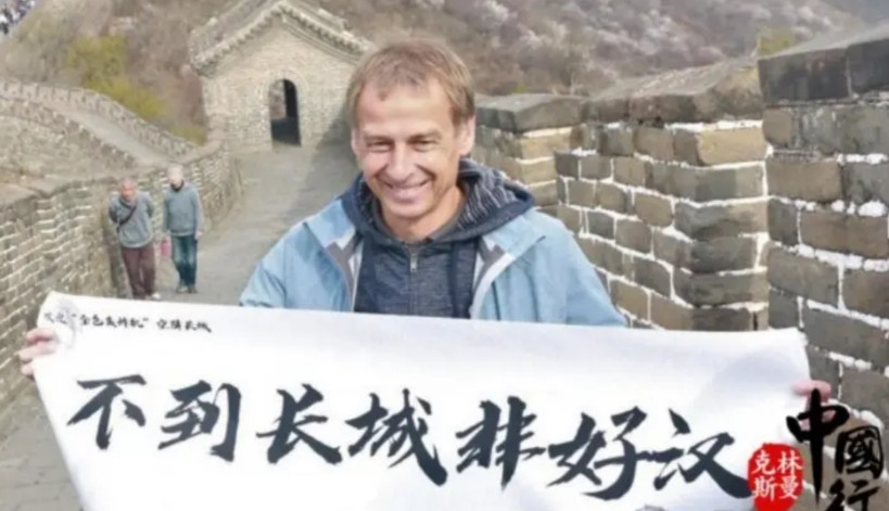 国足选帅瞄上了克林斯曼？按韩媒说法，中国男足有意任命克林斯曼为主帅，他在6年前就