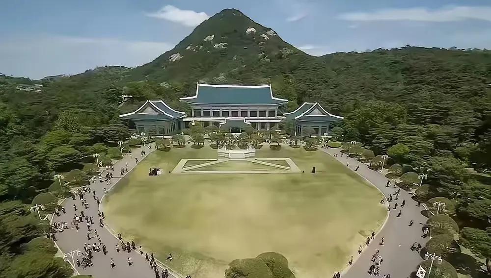 李在明说尹锡悦的龙山总统府像坟墓，里面连一个打印机都没有，要搬回青瓦台办公。对比