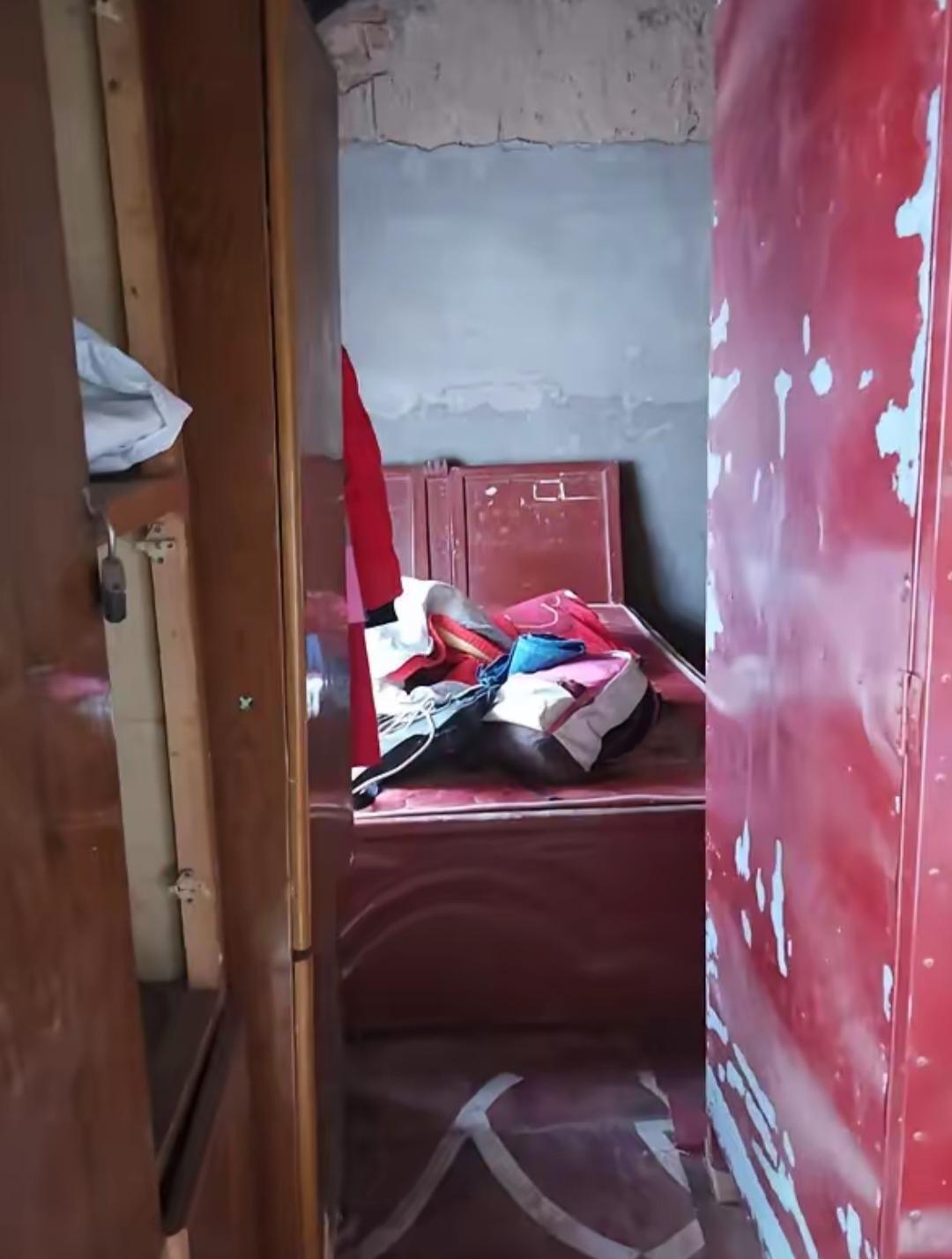 广东汕头一间不到40平米的出租屋里，有个女人每天凌晨3：30准时从隔壁男人的床上