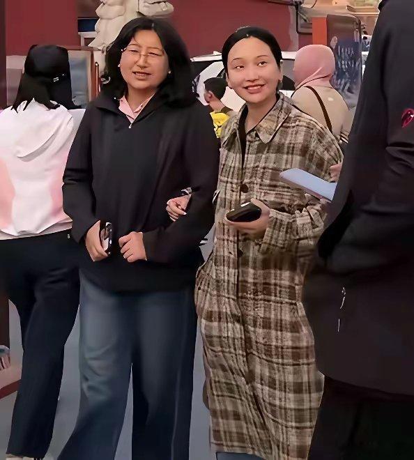 我最佩服金莎的婆婆、孙丞潇的妈妈了，不是因为她给金莎写信，也不是因为她对金莎好，