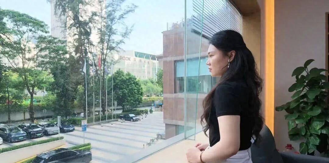 深圳，一名00后女孩认识了一名“事业有成”的男子，很快和对方谈上了网恋。对方自称